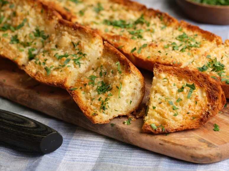 روش پخت نان ساده در خانه | فقط با چند ماده ساده نان سیر بپزید | طرز تهیه نان موزی