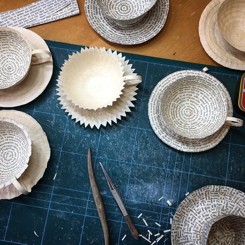 تصاویر | چای عصرانه را در فنجانهای کاغذی بنوشید | آثار هنرمند سوئدی با استفاده از کتابهای قدیمی