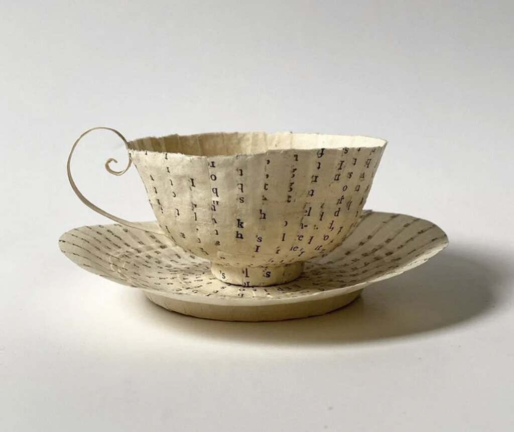 تصاویر | چای عصرانه را در فنجان‌های کاغذی بنوشید | آثار هنرمند سوئدی با استفاده از کتاب‌های قدیمی