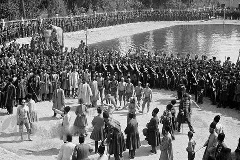 تصاویر | آزمونهای عجیب ورود به دنیای لوطیها | دور چه کارهایی را باید خط میکشیدند