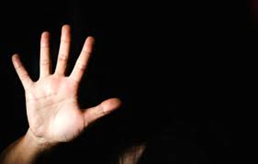 بازیگر مشهور بالاخره اتهام آزار زنان را پذیرفت آزارگر جنسي