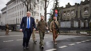 عکس | جانسون با هدیه‌ای عجیب از کی‌یف به لندن بازگشت | جزییات جدید از سفر نخست وزیر انگلیس به پایتخت اوکراین