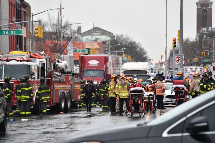 تصاویر | تیراندازی در ایستگاه قطار در نیویورک | تعداد کشته‌ها و مجروحان