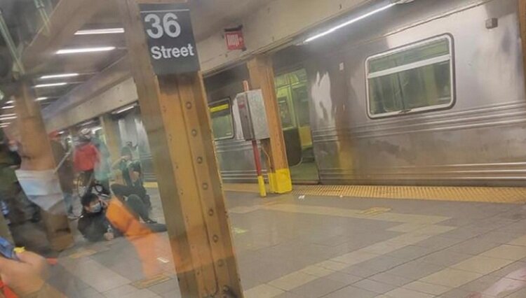 تصاویر | تیراندازی در ایستگاه قطار در نیویورک | تعداد کشته‌ها و مجروحان