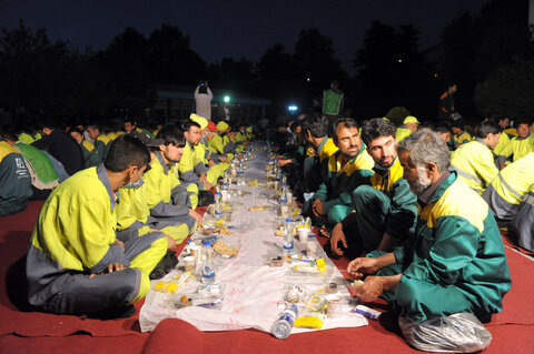 گزارش تصویری | افطاری پاکبانان و باغبانان در پارک ملت تهران