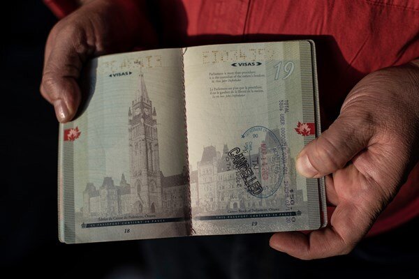 بهانه جدید آمریکا برای جلوگیری از ورود ایرانیها | گریه تلخ یک ایرانی؛ ۲۰ ایرانی دیگر هم گرفتار شدند