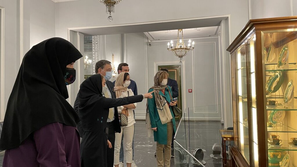 عکس | پوشش خانواده سفیر اسپانیا در مجموعه نیاوران | سفیر اسپانیا از نمایشگاه نسخ خطی نفیس قرآن بازدید کرد