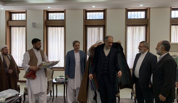 تصاویر هدیه خاص افغانستانیها به سفیر ایران در کابل