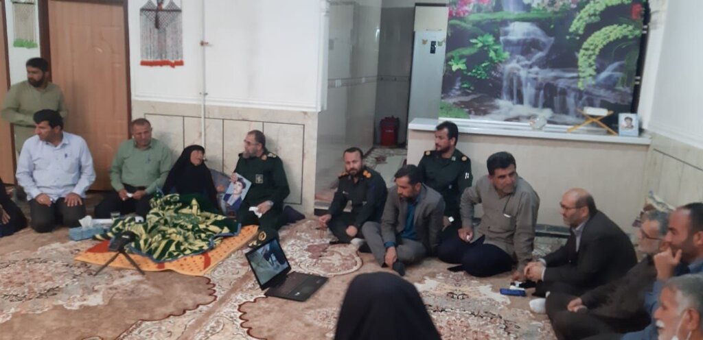 تصاویر بیقراریهای مادر شهید پس از شنیدن تفحص پیکر فرزندش | دست سردار باقرزاده بر سر مادر شهید