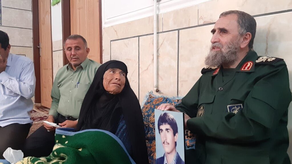 تصاویر بیقراریهای مادر شهید پس از شنیدن تفحص پیکر فرزندش | دست سردار باقرزاده بر سر مادر شهید