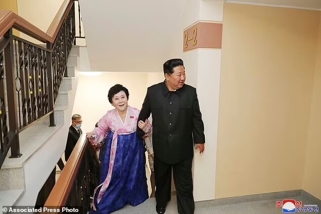 تصاویر هدیه مجلل رهبر کره شمالی به بانوی صورتی | درخواست کیم جونگ اون: صدای حکمرانی بمان! | بانوی صورتی کیست؟ 