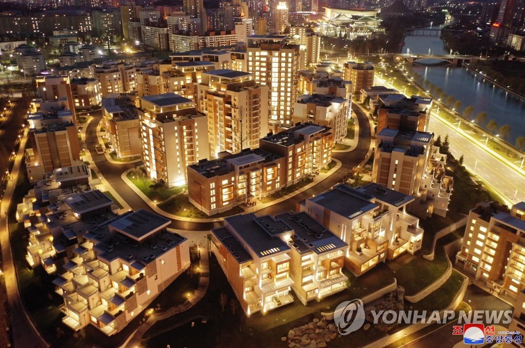 تصاویر هدیه مجلل رهبر کره شمالی به بانوی صورتی | درخواست کیم جونگ اون: صدای حکمرانی بمان! | بانوی صورتی کیست؟