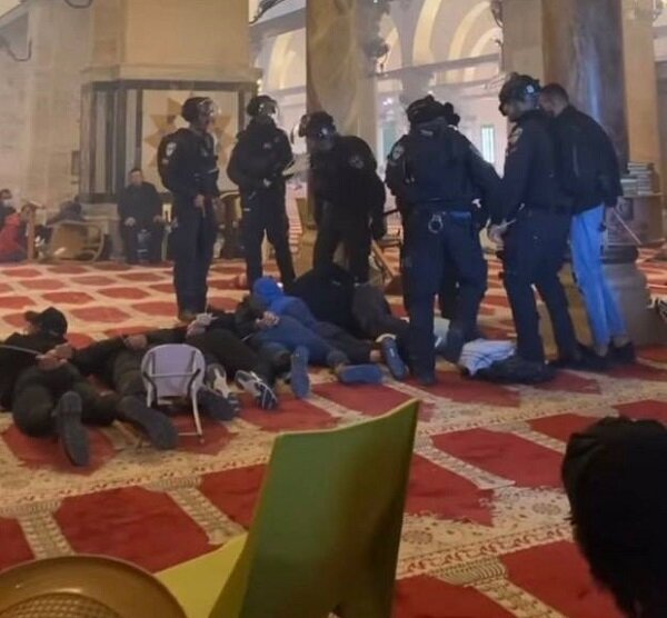 تصاویر و ویدئو | یورش وحشیانه صهیونیستها به مسجدالاقصی | حداقل ۱۵۰ فلسطینی مجروح شدند