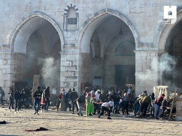 تصاویر و ویدئو | یورش وحشیانه صهیونیستها به مسجدالاقصی | حداقل ۱۵۰ فلسطینی مجروح شدند