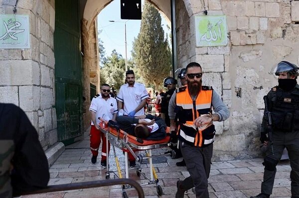 تصاویر و ویدئو | یورش وحشیانه صهیونیست‌ها به مسجدالاقصی | حداقل ۱۵۰ فلسطینی مجروح شدند
