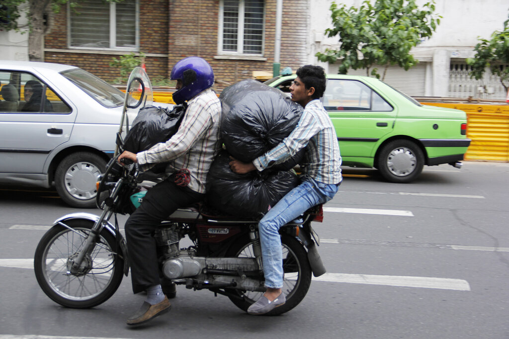 عکس | رفتار عجیب و خطرناک موتورسوار برای حمل بار! | به کجا چنین شتابان؟