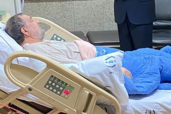 محسن رضایی روی تخت بیمارستان