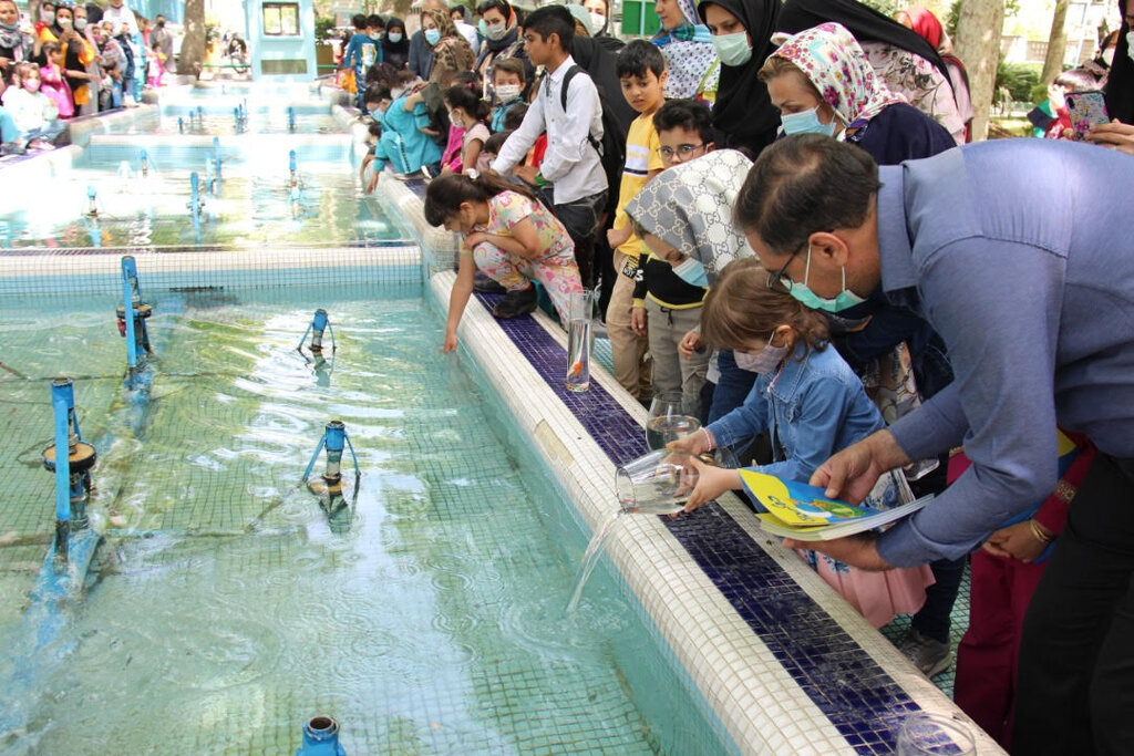 حضور کودکان در بوستان فدک در جشن تبادل ماهی با کتاب 