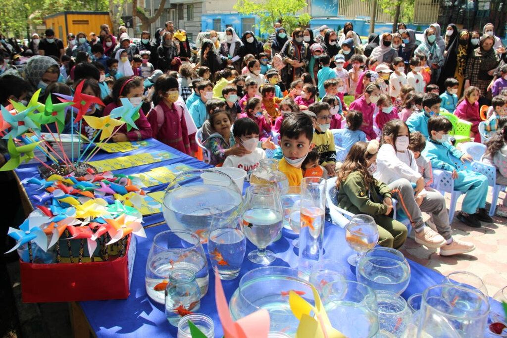 حضور کودکان دربوستان فدک در  جشن تبادل ماهی با کتاب 