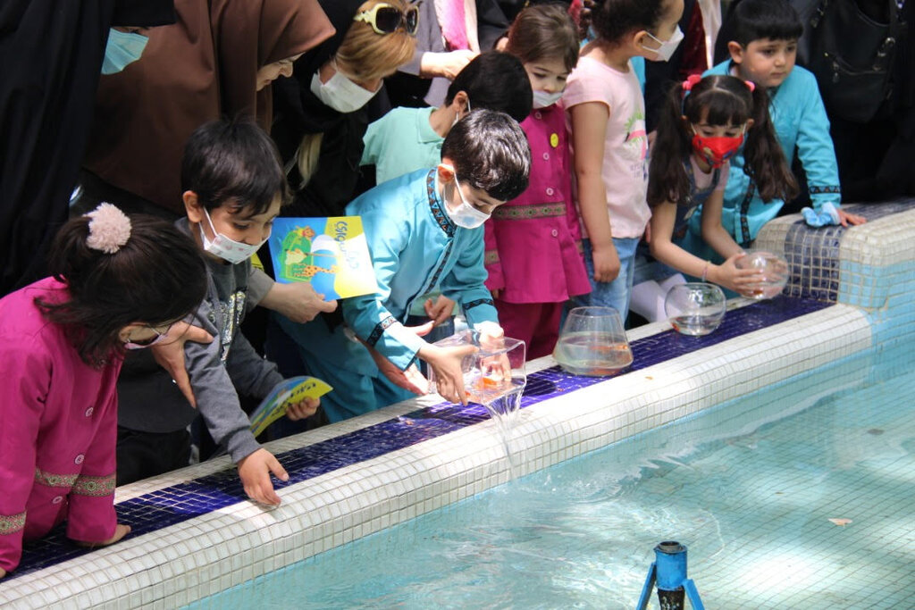حضور کودکان دربوستان فددک در جشن تبادل ماهی با کتاب 
