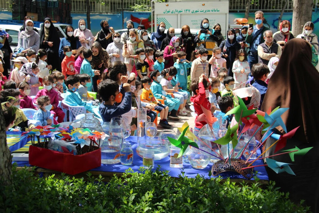 حضر کودکان در بوستان فدک در جشن تبادل ماهی با کتاب 