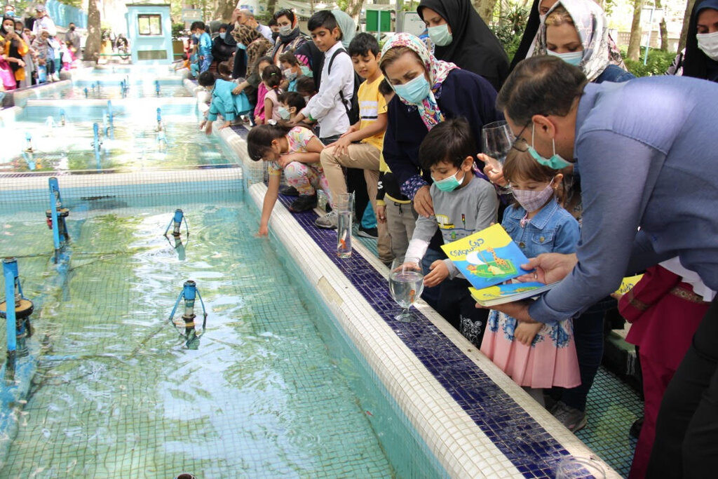 حضور کودکان در بوستان فدک در جشن تبادل ماهی با کتاب