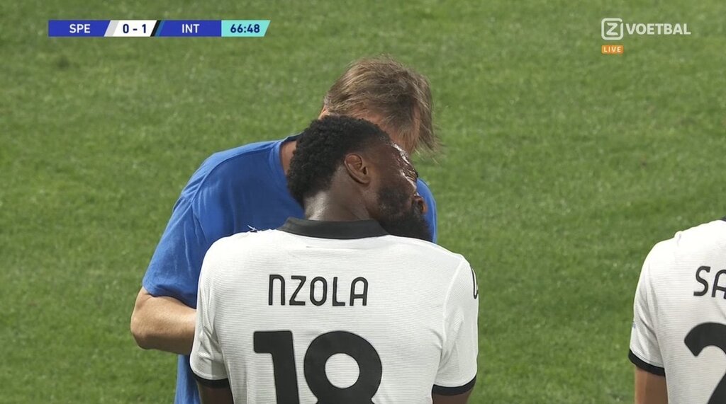 عکس | گوشواره فوتبالیست مرد خبرساز شد | واکنش داور به اتفاق عجیب و حیرت سرمربی!