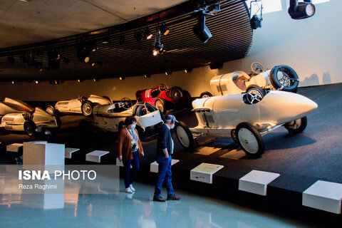 وقتی وارد موزه شوید، ماشین‌هایی را می‌بینید که به طور جالبی روی دیوار نصب شده‌اند. ماشین‌های دیگر روی سکوهای شیشه‌ای قرار گرفته‌اند به طوری که تصور می‌کنید در هوا معلق هستند.