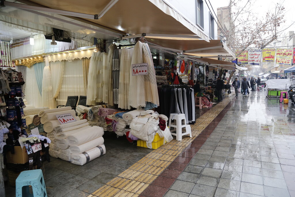 استقبال تهرانیها از اجناس ارزان قیمت و شکلگیری بازار معروف | فروش کیلویی پارچه تا لباس های مارکدار