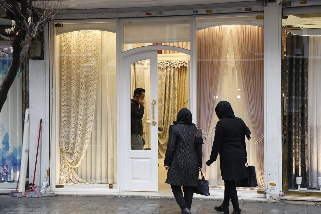 استقبال تهرانیها از اجناس ارزان قیمت و شکلگیری بازار معروف | فروش کیلویی پارچه تا لباس های مارکدار