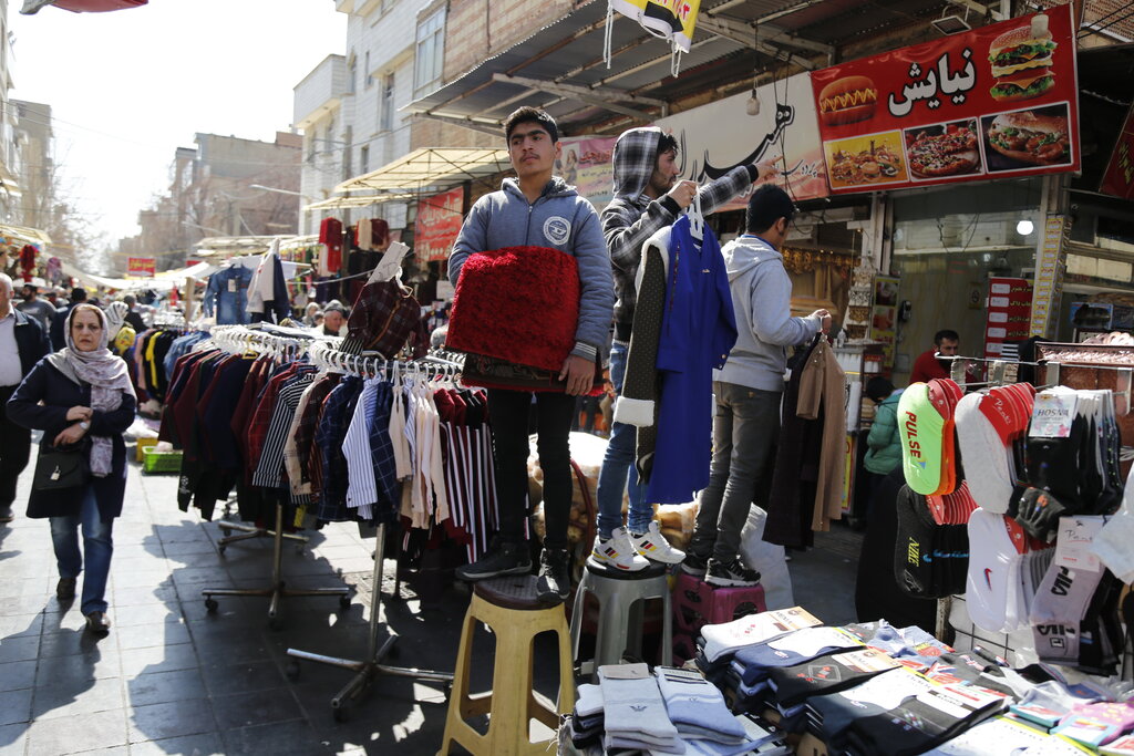 استقبال تهرانیها از اجناس ارزان قیمت و شکلگیری بازار معروف | فروش کیلویی پارچه تا لباس های مارکدار عبدل آباد