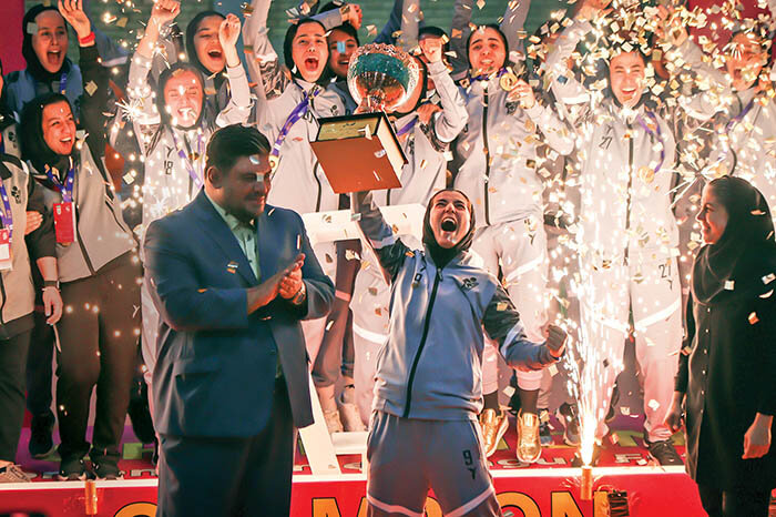 عکس | قهرمانی دختران فوتسالیست در غربت!