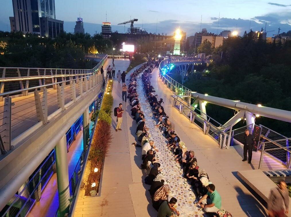 تصویر| سفره ۲۷۰ متری افطاری ساده بر روی «پل طبیعت» 