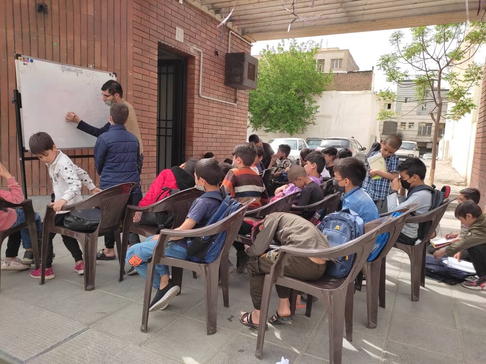سوادآموزی به ۳۰۰ کودک کار | کلاس درس متفاوت آقا مرتضی در محله اتابک | پاتوق محله اتابک کلاس درس کودکان کار است