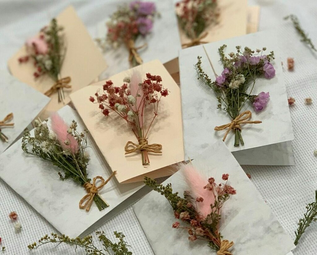 تصاویری از ترند جدید دکوراسیون | روش خشک کردن گل و چند ایده برای دکور کردن خانه