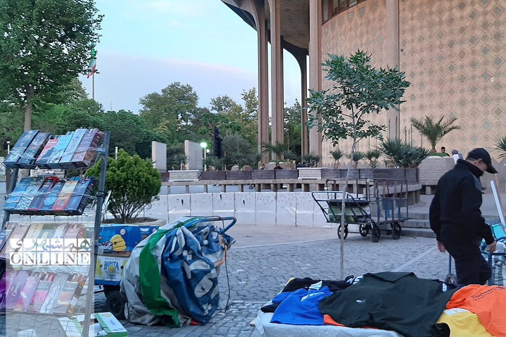 تصاویر | تئاتر شهر در محاصره دستفروشان