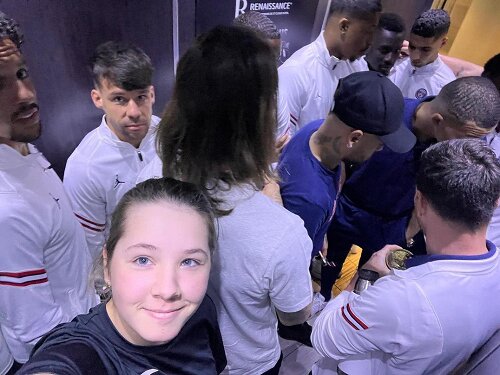 عکس | سلفی غیرمنتظره یک دختر با ستاره‌های فوتبال در آسانسور خبرساز شد!