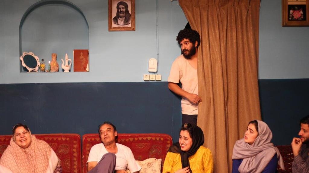 به شکسپیر و و آدمهایی از طبقه زیر متوسط ادای دین کردهام | تئاتر هنری برای دیدن و شنیدن نیست بلکه هنری برای همه حواس ماست