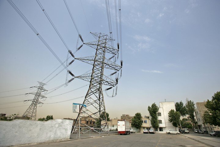 زندگی در سایه ترس | مردم مراقب باشند؛ برق رایگان بلای جان