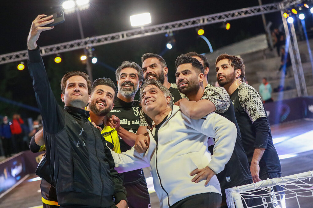 فیلم و عکس | تلاش سیدجواد هاشمی تا کامبیز دیرباز و پویا امینی برای کمک به حبسیهای خاص | رقابت ستارگان هنر ایران برای آزادسازی زندانیان دیه