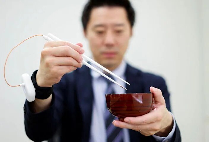 پژوهشگران ژاپنی چوب غذای الکتریکی برای تشدید مزه شوری می‌سازند