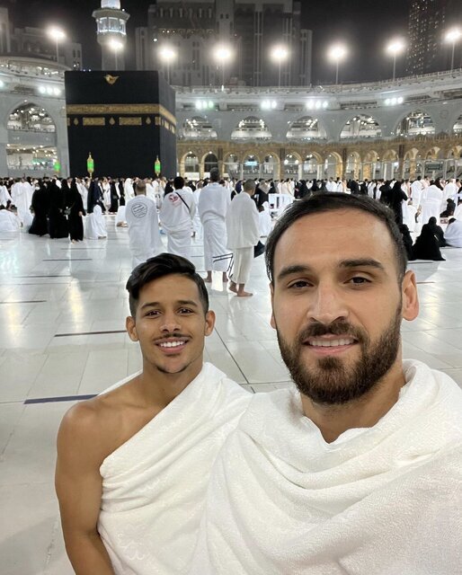 عکس | لژیونرهای سرخابی در لباس احرام