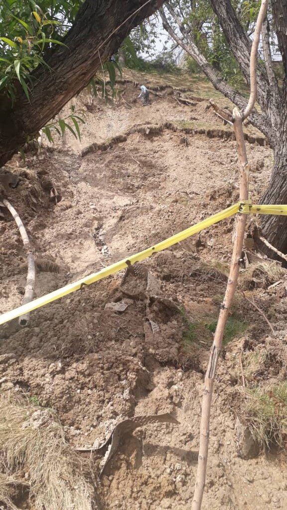 جدیدترین تصاویر و جزییات از رانش زمین در حاشیه اتوبان همت | تجمع آبهای سطحی دلیل رانش بود | ساکنان منطقه نگران نباشند