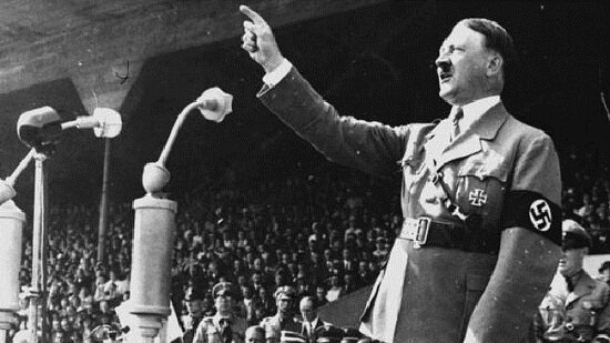 وقتی مردم در توپخانه به سخنرانی‌های رادیویی هیتلر گوش می‌کردند | «ملک‌الشعرای بهار» از داوطلبان گویندگی تست معلومات عمومی، فن بیان و شعر می‌گرفت