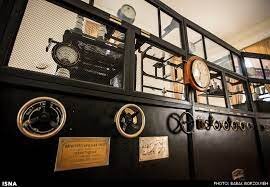 وقتی مردم در توپخانه به سخنرانیهای رادیویی هیتلر گوش میکردند | «ملکالشعرای بهار» از داوطلبان گویندگی تست معلومات عمومی، فن بیان و شعر میگرفت