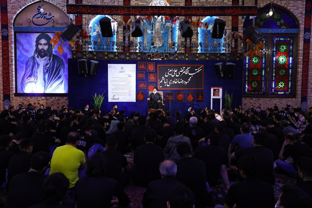 بنر کنایهآمیز هیأت مداح مشهور در شب قدر | تصویر نامه جنجالی روی دیوار هیات