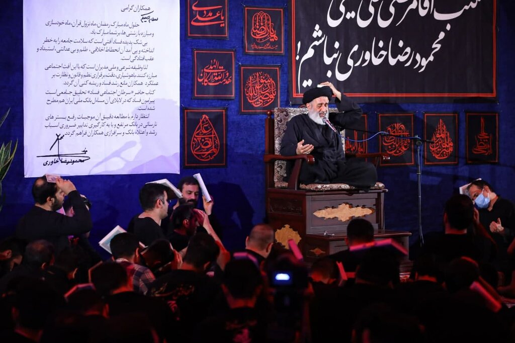 بنر کنایهآمیز هیأت مداح مشهور در شب قدر | تصویر نامه جنجالی روی دیوار هیات