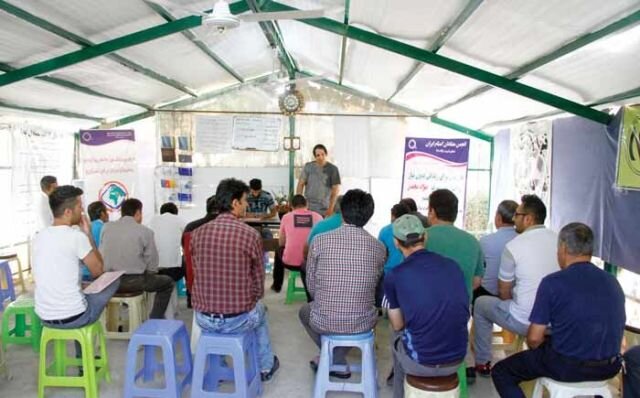 یاد گرفتم ماسک نزنم | برای دیدن دخترم صورتم را گریم میکردم