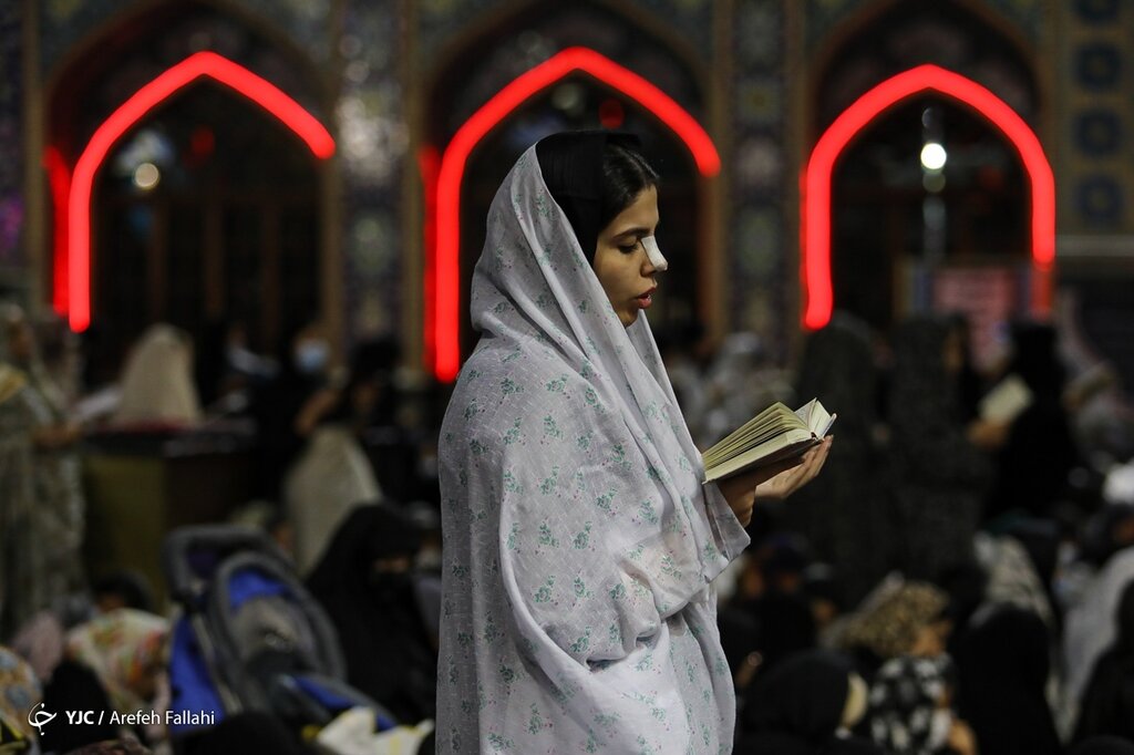 تصاویر متفاوت شب قدر زنانه در امامزاده صالح (ع) تجریش