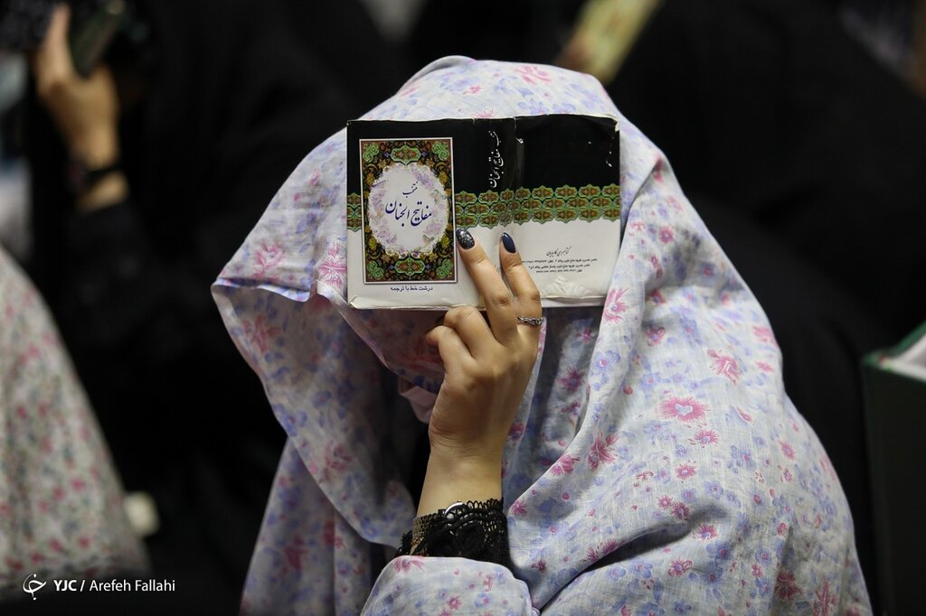 تصاویر متفاوت شب قدر زنانه در امامزاده صالح (ع) تجریش